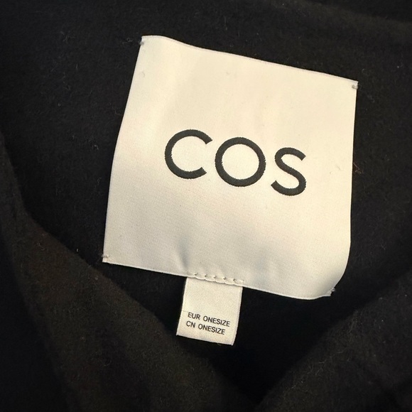 Cos Double Faced Merino Wool Blend Oversized Scarf Cape In Black - Picture 4 of 6